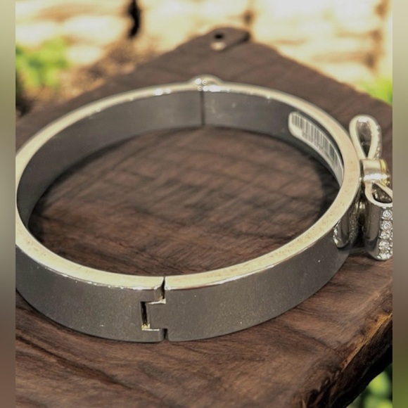 Henri Bendel Silver Tone Hinged Bangle Bracelet & Crystal Pave Bow NWT, Vintage - Picture 5 of 7